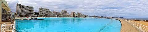 Tesis, dünyanın en büyük yüzme havuzlarından birine 8.2 ha, tuzlu su ile ve ortalama 2,5 metre ila 3 metre derinliğe sahiptir. San Alfonso Del Mar Wikipedia