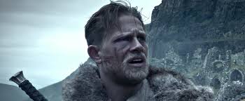 Non è un'anima la leggenda di re artù (charlie hunnam), da orfano abbandonato nei sobborghi malfamati di londra, a leader della grande inghilterra. Charlie Hunnam In King Arthur Io Comunico Nella Quotidianita Dei Miei Gesti Non Via Internet Style