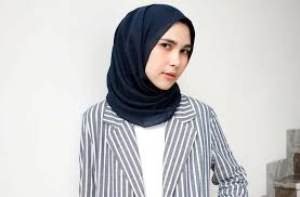 Warna tradisional abaya dikenal berwarna hitam dan menutupi tubuh wanita dari leher sampai menutup ujung kaki, berbentuk jubah panjang dan longgar, biasanya menggunakan model lengan dan tangan yang longgar pula. Ini Alasan Mengapa Hijab Dengan Warna Hitam Selalu Menjadi Andalan Facetofeet Com