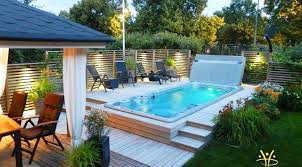 La Mini Piscine Appelee Aussi Spa De Nage Ou Piscine De Nage Possede Des Dimensions Plus Reduites Spa De Nage Amenagement Jardin Terrasse Piscine Mini Piscine