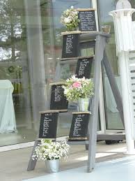 Vente d'ardoises de décoration pour tout évènements:anniversaire, mariage, cadeaux. Plan De Table Ardoise Et Bois Flotte Sur Escabeau Ancien Plan De Table Marque Table Mariage Plan De Table Mariage