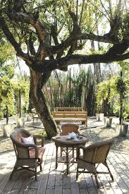 La Terrasse S Installe Sous Un Arbre Ancestral In 2020 Outdoor Rooms Patio Outdoor Living