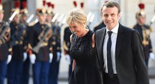 La levrette, le missionnaire ou encore l'andromaque… quelles sont les positions sexuelles qui remportent les faveurs de la gent féminine ? La Difference D Age Pourquoi On En Fait Tout Un Fromage