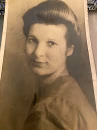 Iris Rowe's Instagram, Twitter & Facebook