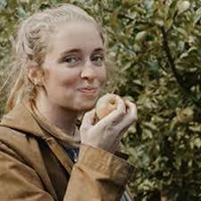 Rebecca Malloy's Instagram, Twitter & Facebook