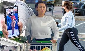 Lauren goodger is one of the original members of towie, and dated mark wright for almost ten years. Lauren Goodger Shops And Reveals Her Phone Screensaver Daily Mail Online