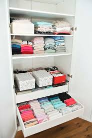 Unordnung möchte natürlich niemand sehen, aber mit den richtigen aufbewahrungskisten muss das auch niemand. Kleiderschrank Aufraumen Mit Der Konmari Magic Cleaning Methode Von Marie Kondo Rosanisiert