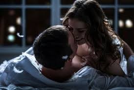 Tidur sendiri saat malam pertama, istri syok temukan suaminya di kamar mandi. Suasana Kamar Remang Remang Paling Pas Untuk Malam Pertama