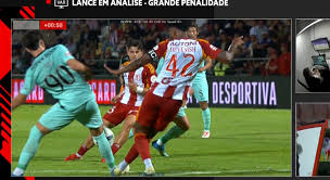 Polémica no Aves SAD-Sporting: árbitro foi ao VAR e não marcou penálti (vídeo)