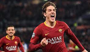 Rome — italy midfielder nicolo zaniolo will undergo another serious knee operation on wednesday after tearing an anterior cruciate ligament. Nicolo Zaniolo Vom As Rom Bei Italien Fabelaufstieg Mit Raketenantrieb