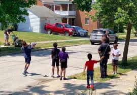 Maybe you would like to learn more about one of these? Policias Reciben Reporte De Ninos Jugando Futbol En La Calle Oficiales Responden Uniendose Al Juego Futbol Americano Policias Ohio The Epoch Times En Espanol