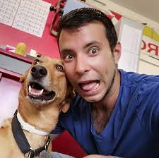 Menges el fuet amb pell? N'hi ha que diuen que això blanc és FARINA,  d'altres que és FLORIT, i fins i tot n'hi ha que asseguren que és sucre  d'ensaïmada... #HemerotecaRAC1nfinament