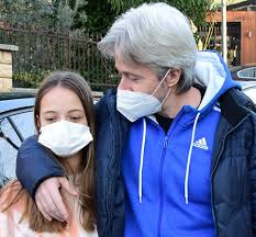 Jun 10, 2021 · murat arkın, 43 yıl önce silivri'deki yazlıklarında çekilmiş olan bir aile fotoğrafını bugüne uyarladı. Cuneyt Arkin In Oglu Kaan Cureklibatur Son Durumunu Acikladi