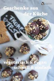 Die schablonen auf die lebkuchenplatten legen und sofort alle taschenteile ausschneiden, dabei aus den seitenteilen und den griffen kleine löcher zum einfädeln der schnüre ausstechen. Schnelle Und Leckere Vegetarische Und Vegane Geschenke Aus Der Kuche Zu Weihnachten Nom Noms Food