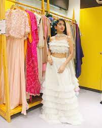 Many indian brides, especially those who are christian, dress in a white wedding gown for their wedding ceremonies. What To Wear At An Indian Summer Wedding