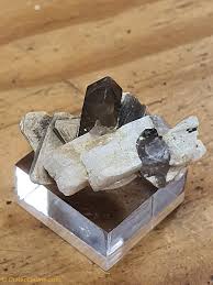 Son arrivée est vécue comme un événement. Quartz Fume Orthose Et Muscovite Santec Finistere France Mineraux Complementaires Orthose