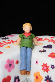 Für diese torte wurde ein zusätzlicher biskuitboden gebacken und frisch aus dem ofen zu einer schmalen schnecke gerollt. Was Kostet Eine Torte Hochzeitstorte Geburtstagstorte Torten In Neuss Meine Tortentraume Fur Alle Anlasse