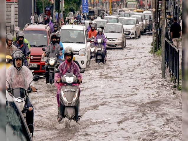 latest Weather Update: বঙ্গোপসাগরে নিম্নচাপের জেরে আবহাওয়ার 'খেল'! ১৭ রাজ্যে ভারী বৃষ্টি...ডুবল রাস্তাঘাট! কী হবে বাংলায়? severe low pressure in the Bay of Bengal is ...