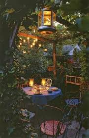 Sehe Dir Das Foto Von Schuhfreak Mit Dem Titel Romantische Und Gemutliche Beleuchtung Im Garten Und Andere Inspirierende Bilder Auf Spaaz De Garten Und Outdoor Garten Und Gartenecke