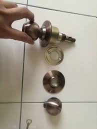 Tombol pintu terkunci dari dalam dan tak buleh buka.cara mudah untuk dibaiki dengan hanya menggunakan satu alat yg. Lidah Tombol Pintu Rosak