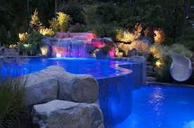 Piscine Avec Cascade En Beton Enrochement D Inspiration Naturelle En 2020 Piscine Piscines De Reve Cabanes De Piscine