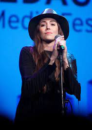 Skulle hun fortsette å formidle noe, måtte det være på morsmålet. Marion Raven Wikipedia