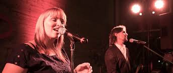 Dabei stellt er einen so schönen moment bei jeder hochzeit dar. Eroffnungstanz Hochzeit Vorschlage Und Ideen