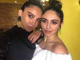 قبلت الفنانة سلمى أبو ضيف تحدي الفنانة هنا الزاهد لها في الخير، وخرجت بفيديو كشفت عن قبولها للتحدي وتكفلها بعدد من الأسر المصرية. Ø³Ù„Ù…Ù‰ Ø£Ø¨Ùˆ Ø¶ÙŠÙ ÙˆØ´Ù‚ÙŠÙ‚ØªÙ‡Ø§ ÙÙˆÙ„Ø© ÙˆØ§Ù†Ù‚Ø³Ù…Øª Ù†ØµÙŠÙ† Ø¹ÙŠÙ†