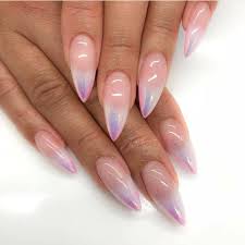 Uv gely jsou nezbytnou součástí perfektní modeláže gelových nehtů. Holo Ombre Nail Art Is The Latest 2020 Manicure Trend That S Taking Over The Web Hike N Dip Nail Art Ombre Manicure Nail Designs