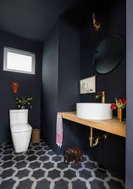 Ce choix audacieux transforme cette petite salle de bains noire et blanche en un cocon douillet. 1001 Exemples De La Salle De Bain En Noir Et Bois Contemporaine