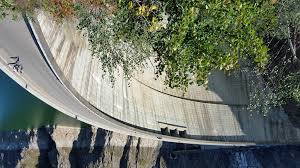 Le zăgăzuieşte un monstru, un baraj înalt de 127 metri, cu grosimea la bază de 119 metri şi lung în partea lui superioară de 435 metri. Barajul Vidraru Colosul GraÈios De Pe TransfÄgÄrÄÈan