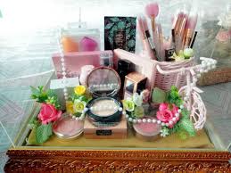 Kini kita beralih ke seserahan milik mba nabila Berupa make up set  focallure & milani yg di letakan dalam Tray gold Seserahan tipe premium. Yg  mw nikah atau lamaran mw tanya2 silakan