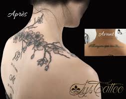Recouvrement Ancien Tatouage Fleurs De Cerisier Feminin Discret Fin D Salon De Tatouage Tatouage Haut Du Dos Tatouage Fleur De Cerisier