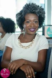 Envie d'une coiffure tendance pour homme ? Cheveux Gris 11 Superbes Coiffures Pour Femmes Noires De 50 Ans Afroculture Net