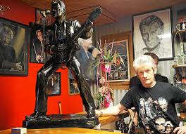 Pour nathalie, johnny hallyday décide de débarquer, et le couple s'installe dans un pavillon dans les yvelines pour commencer une vie de. Lannion Mort De Johnny Hallyday La Legende Vivra Dans Le Bar D 039 Alain Le Telegramme