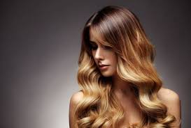 Auffällige braune haare mit highlights look | mit einer blonden strähne in dunkleren haaren sieht man sehr spielerisch und. Strahnen