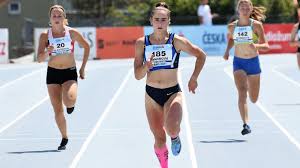 Na mítinku kladno hází zaběhli smíšenou štafetu v národním rekordu 3:14,84 minuty a dva týdny před uzávěrkou žebříčku jsou časem na čtrnáctém z šestnácti postupových míst. Predevsim Vyborne Vykony Ceskych Bezkyn Prinesl Ostravsky Mitink Czech Indoor Gala Mujrozhlas