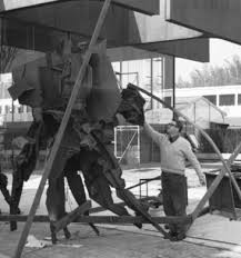 Aktuální program a připravované výstavy v pražských galeriích a muzeích. Vladimir Janousek Sochar Expo 1970 Svetova Vystava Osaka Plastika Hrozba Valky Museum Kampa