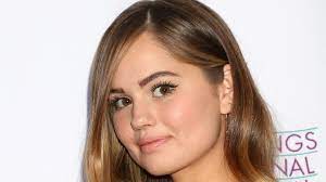 5 ryan comenzó a actuar en teatros profesionales a la edad de siete años; Stunning Transformation Of Debby Ryan