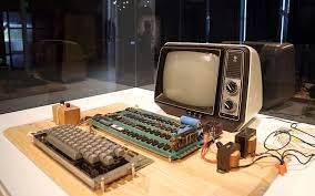 Woman Donates An Old Apple Computer That Turns Out To Be Worth 200 000 Apple Computer Old Computers Computer Build