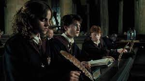 Jul 15, 2021 · «harry potter et le prisonnier d'azkaban»: The Necklace Compass Worn By Hermione Granger Emma Watson In Harry Potter And The Prisoner Of Azkaban Spotern