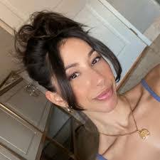 Vanessa Dellinger's Instagram, Twitter & Facebook