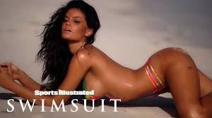 今月の絶景】全裸にボディペイントは「水着姿」か否か？ | クーリエ・ジャポン