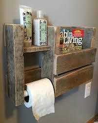 Store your toilet accessories easily. This Toilet Paper Magazine Holder Looks Wonderful In A Modern Rustic Bathroom Displays Your Toilet Pape Badezimmer Rustikal Moderne Toilette Badezimmer Dekor
