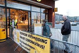Dit sujet is zo gebrand op die mondkapjesplicht dat hij waarschijnlijk zijn grote mond voorbij heeft gesproken, want de invoeringsdatum is niet zeker. Willekeur Met Mondkapjes Bij De Ene Supermarkt Verplicht 100 Meter Verder Niet Deventer Destentor Nl