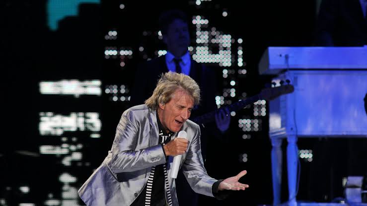 Concert review: Rod Stewart charming and generous at Philips Arena