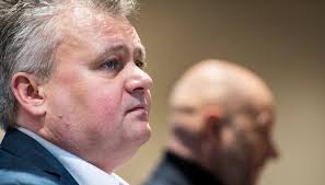 Nå må vi innføre sekstimersdagen og dele på jobbene, mener Jord (29). Se  hvordan forskere og LO-politikere argumenter for og imot