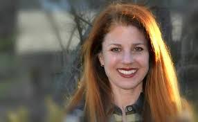 Elizabeth Hopper's Instagram, Twitter & Facebook