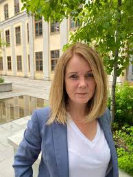 För att stoppa det väljer jennie nilsson därför att återinträda i riksdagen och avgå som landsbygdsminister. Onbqtydeylmmam