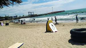 Sejumlah kawasan wisata pantai di banten seperti anyer, charita dan lainnya mulai dikunjungi wisatawan lokal, di hari h+3 idul fitri. Pantai Anyer Sebagai Destinasi Wisata Unggulan Banten